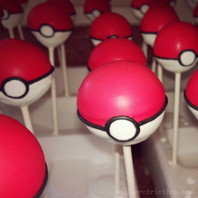 le Shoppe @ l'Atelier de Christine| Pokeball Cake Pops + Cookies for a Pokemon Birthday Party